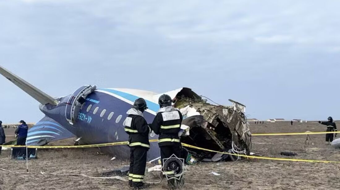 Equipes de resgate trabalham no local do acidente do Azerbaijan Airlines perto da cidade de Aktau, no oeste do Cazaquistão 