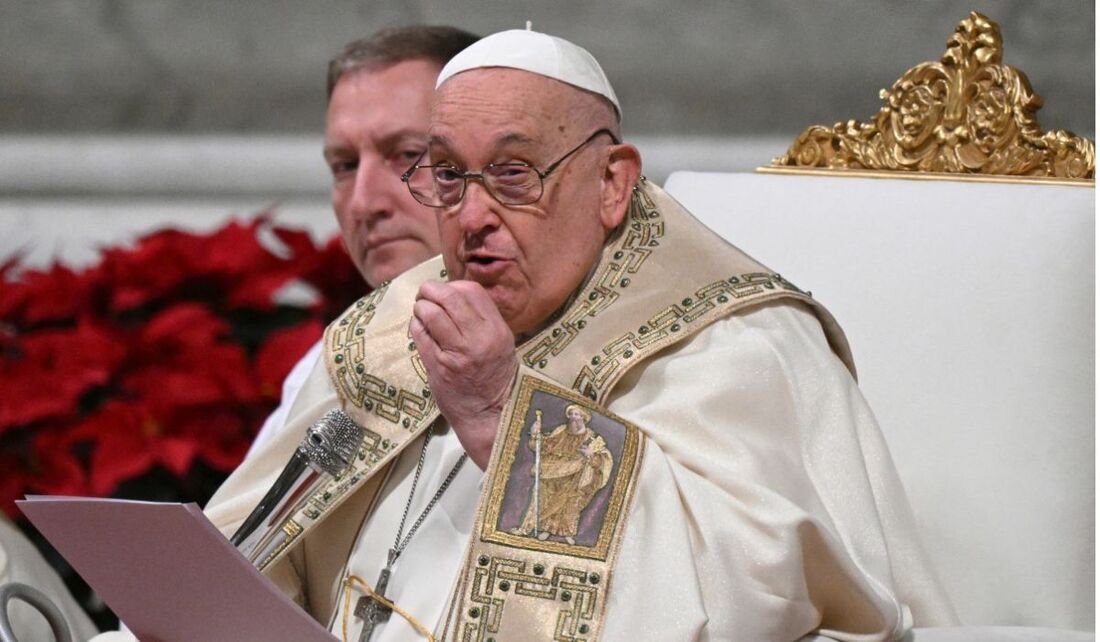 Papa Francisco preside a missa da véspera de Natal na Basílica de São Pedro, no Vaticano, em 24 de dezembro de 2024