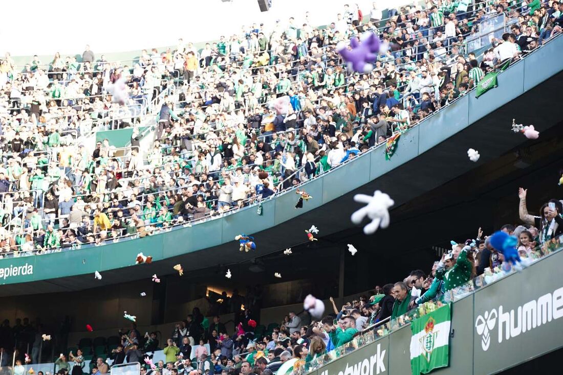 Bichos de pelúcia jogados pelos torcedores do Betis