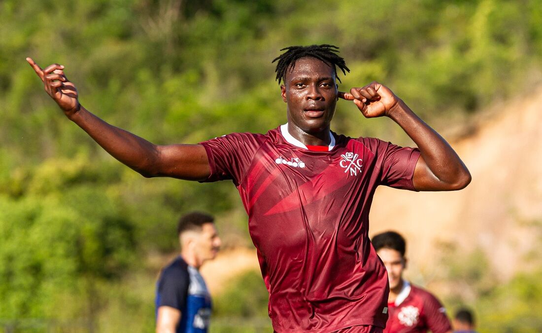 Samuel Otusanya, autor de gol em jogo-treino