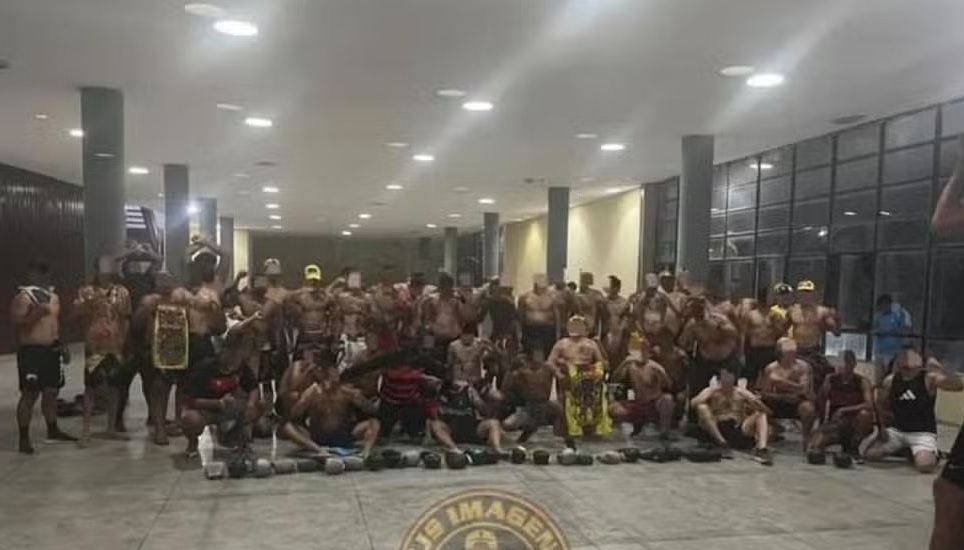 Membros de uniformizada do Sport na Ilha do Retiro