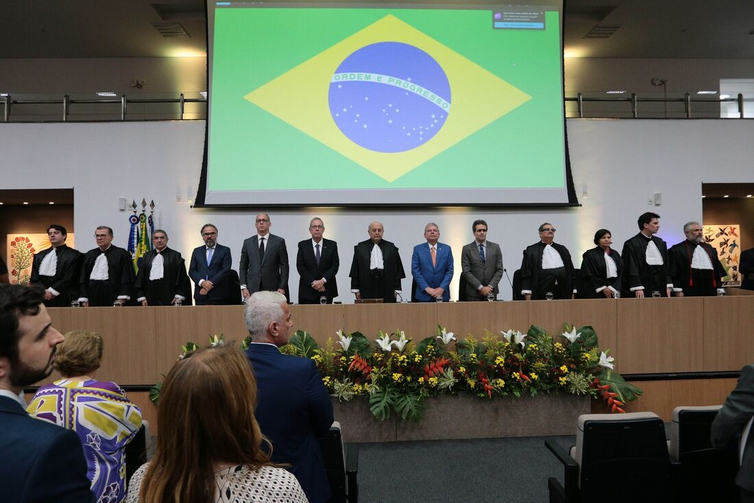 Mesa de honra da sessão solene de entrega da comenda