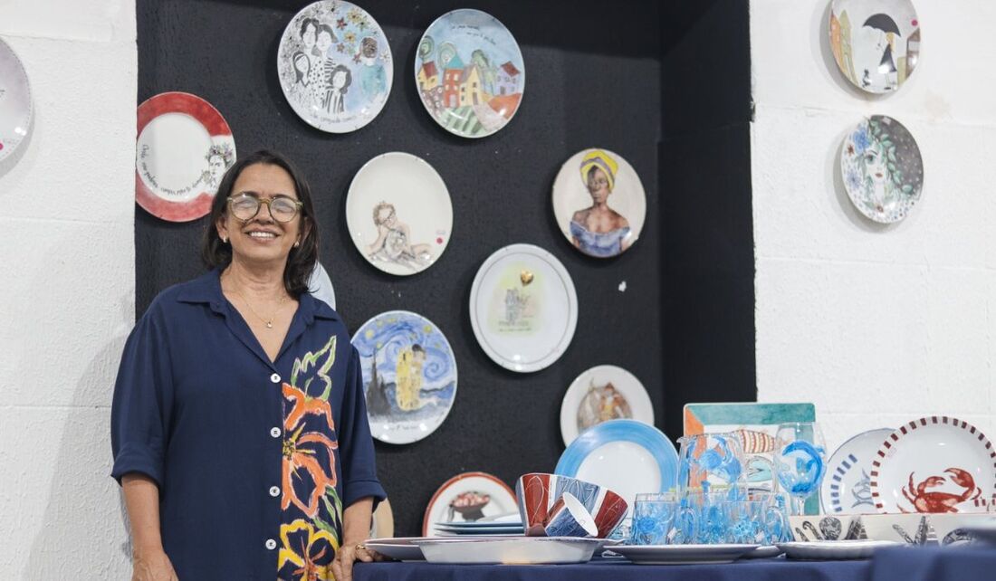 Vânia Notaro, artista plástica, organizou a exposição com obras de alunos de seu curso de artes