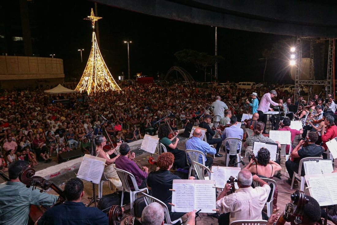 Centenas de pessoas acompanharam o concerto da Orquestra Sinfônic com Antônio Nóbrega, neste domingo (1)