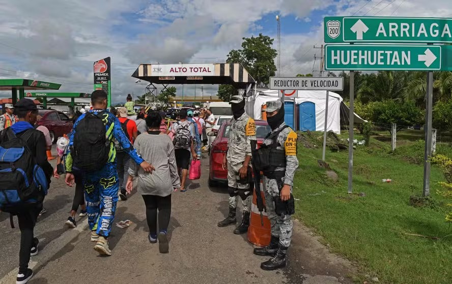 Caravana parte do México na tentativa de entrar nos EUA antes que Donald Trump assuma presidência 