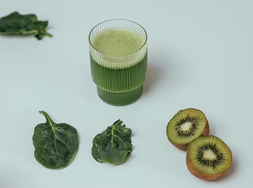 Rico em antioxidantes, vitaminas e minerais, suco verde promete relaxar, facilitar o descanso e fortalecer sua saúde 