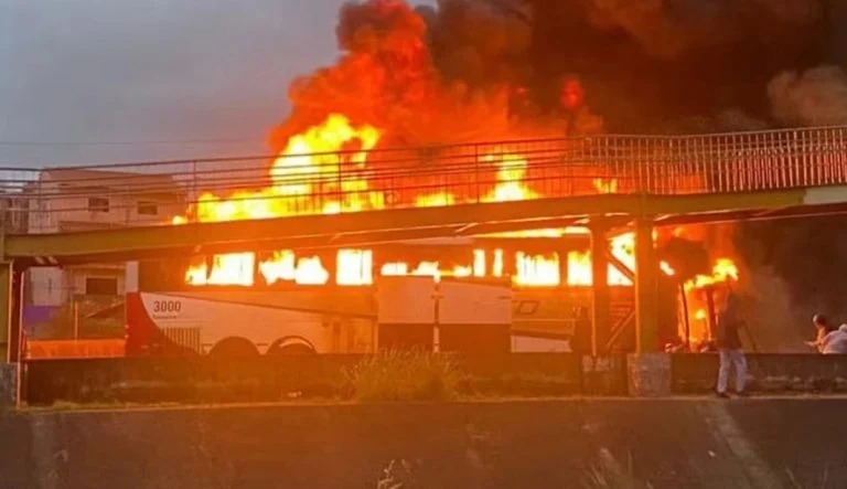 Ônibus de cruzeirenses foi incendiado em emboscada feita por torcedores do Palmeiras