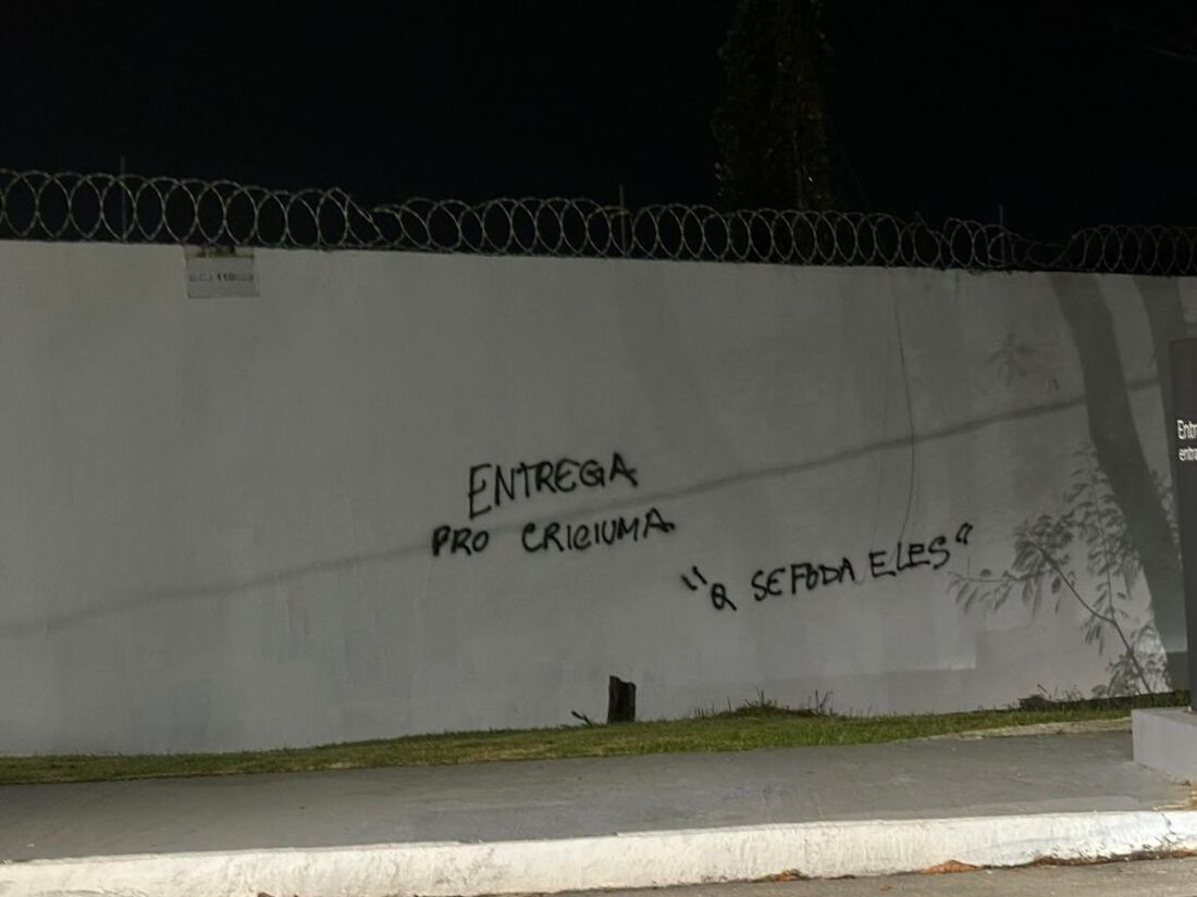 Muro do Ninho do Urubu é pichado