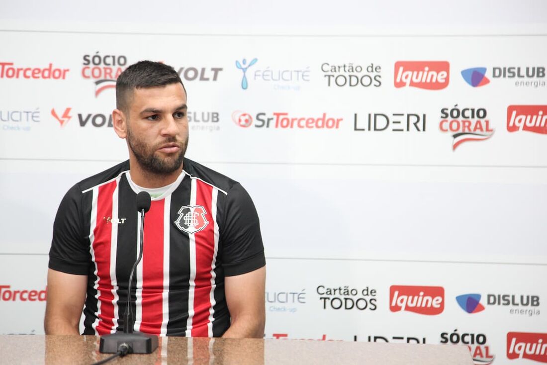 Santa Cruz apresenta o atleta William Alves