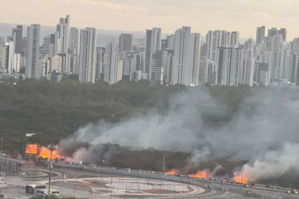 Diferentes focos de incêndio foram registrados na Via Mangue 