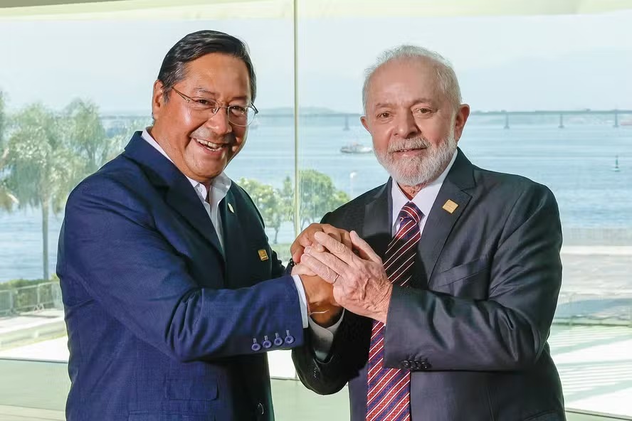 O presidente Luiz Inácio Lula da Silva ao lado do líder da Bolívia, Luis Arce, durante reunião de cúpula do Mercosul no Rio de Janeiro em dezembro de 2023 