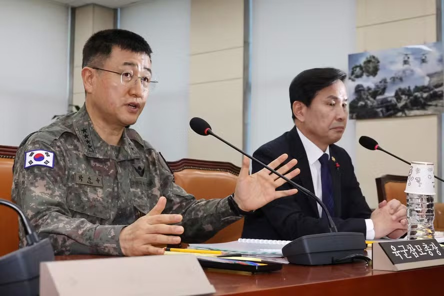 General Park An-su e vice-ministro da Defesa Kim Seon-ho respondem a perguntas de parlamentares sul-coreanos 