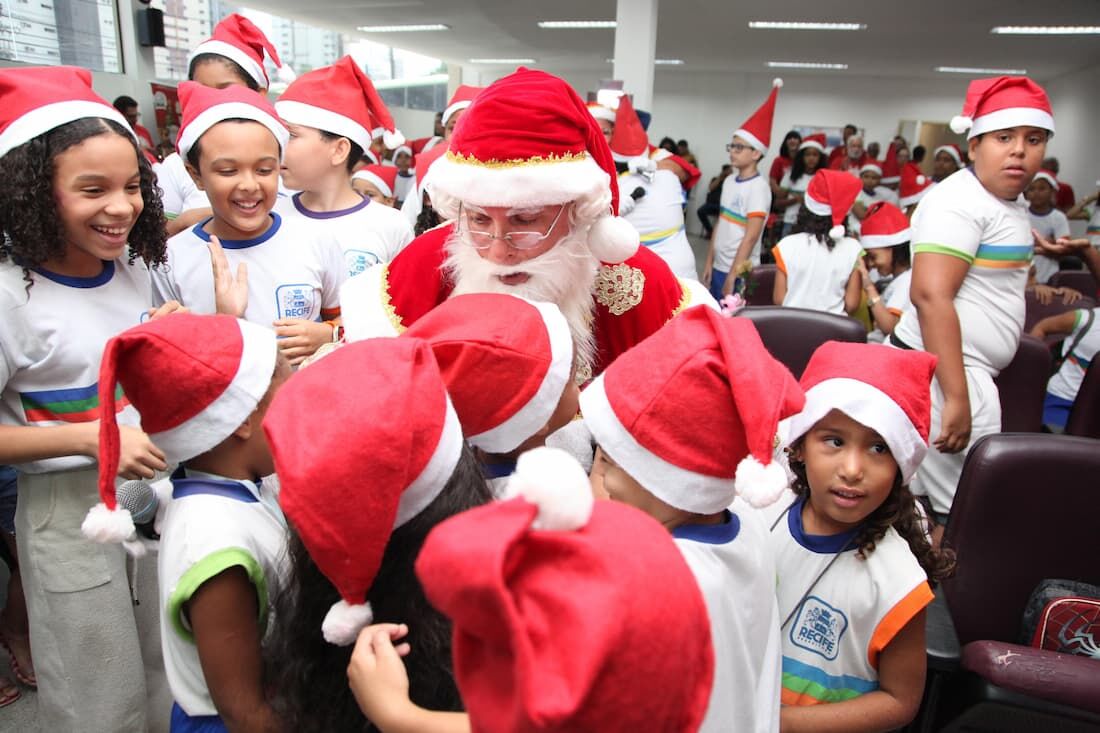 Papai Noel dos Correios entrega presente à crianças da Escola Municipal Nova Aurora