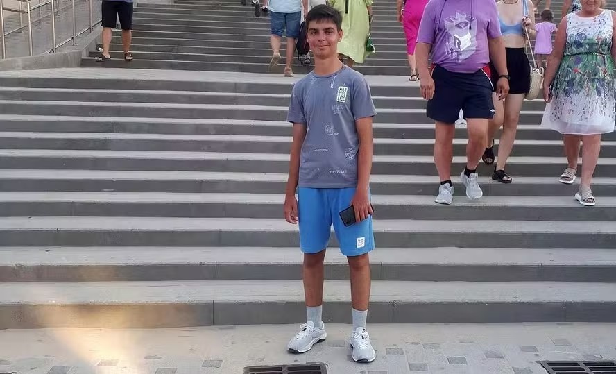 Arseny Turbin, de 16 anos, foi preso em 2023 após protestar contra o regime de Vladimir Putin na Rússia 