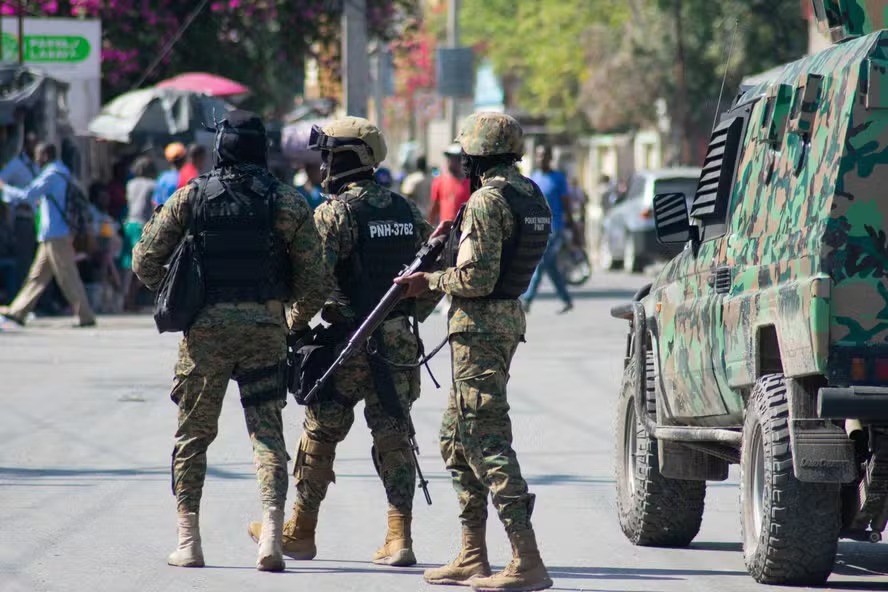 Policiais patrulham as ruas da capital do Haiti, Porto Príncipe 