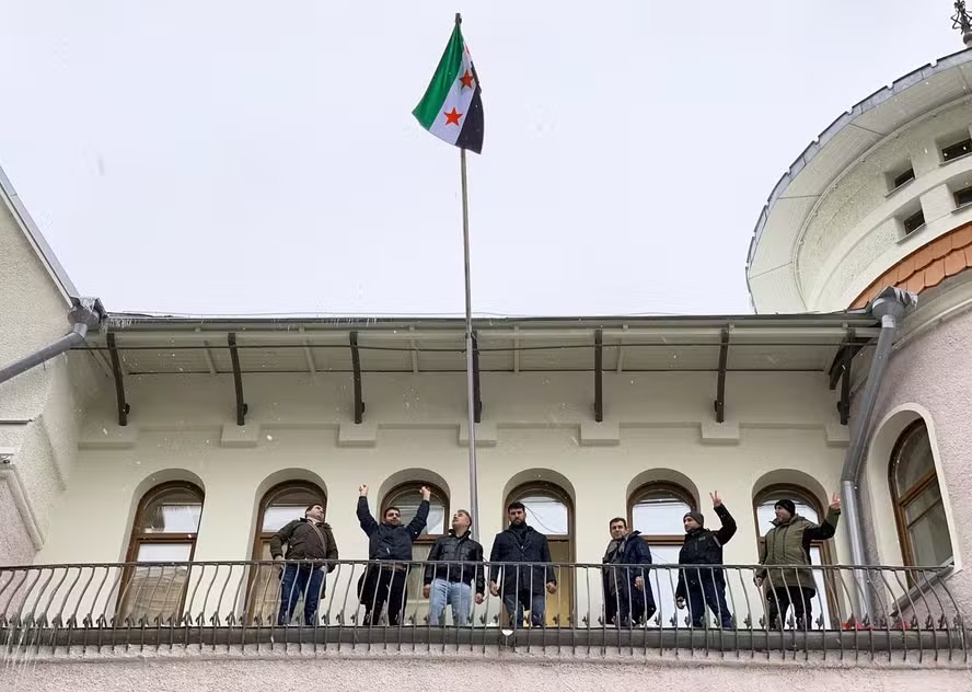 Bandeira associada à oposição síria é erguida na embaixada do país em Moscou 