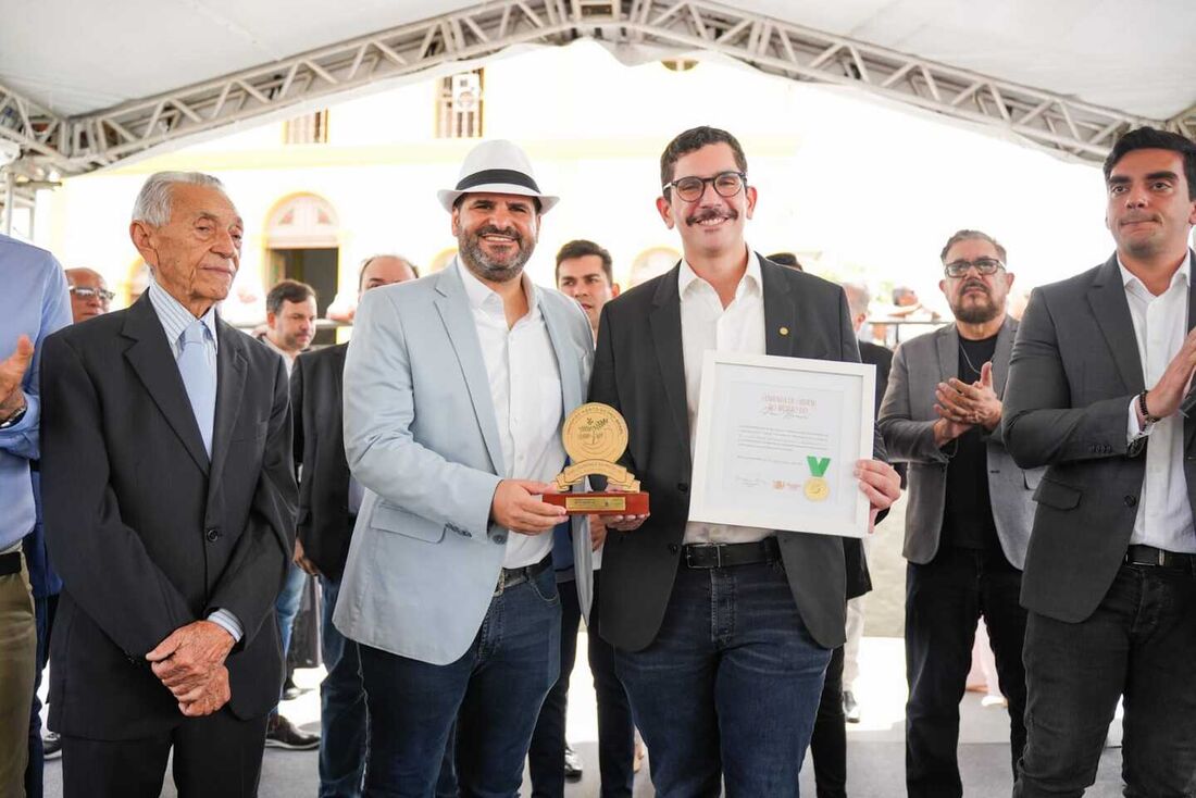 Deputado estadual Eriberto Filho (PSB) recebe a Comenda Pau-Brasil, pelo prefeito de São Lourenço da Mata, Vinicius Labanca (PSB)