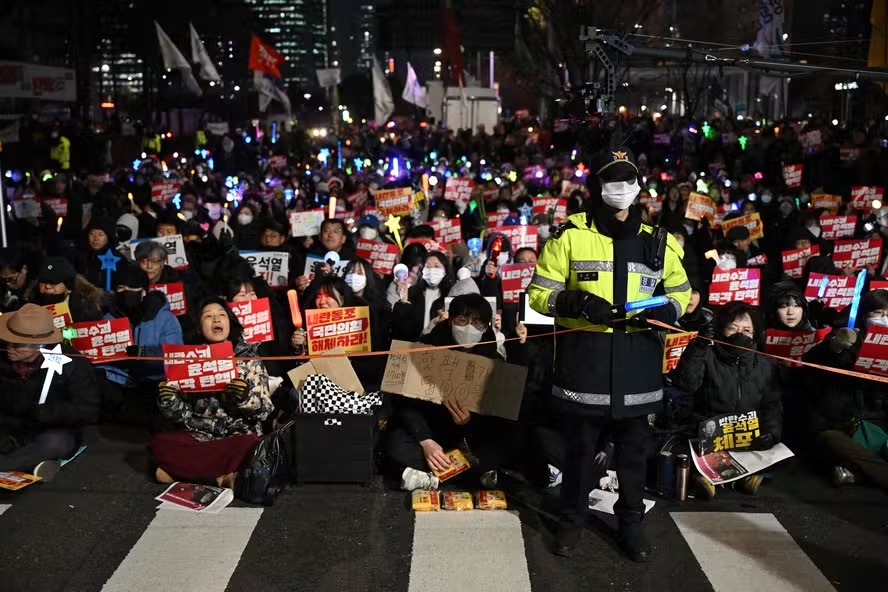 Manifestantes exigem a renúncia do presidente Yoon Suk-yeol do lado de fora da Assembleia Nacional em Seul 