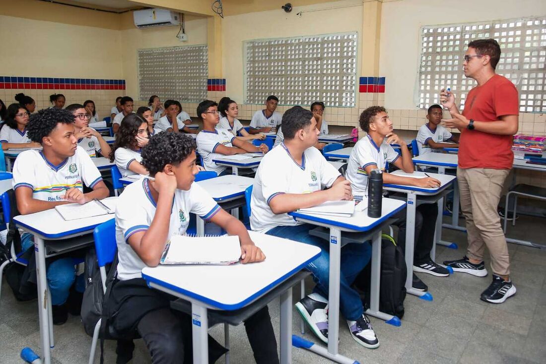 Estudantes em sala de aula da rede estadual