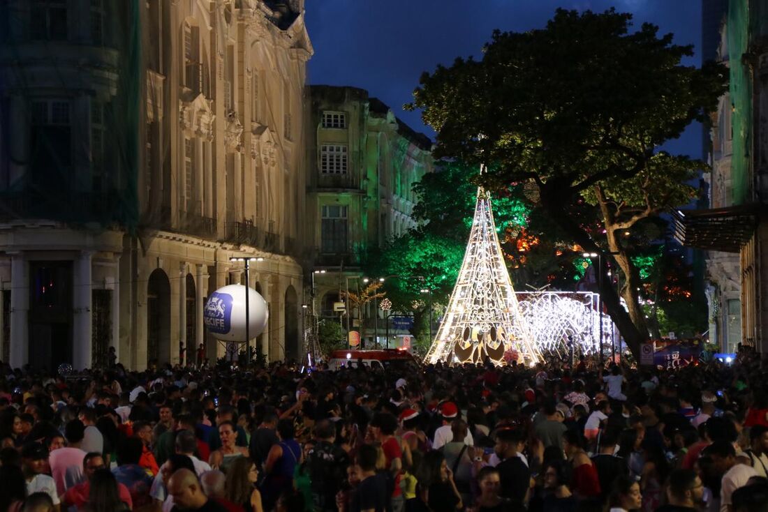 Multidão esteve na Avenida Rio Branco e na Praça do Marco Zero para acompanhar a programação natalina, neste domingo (15)