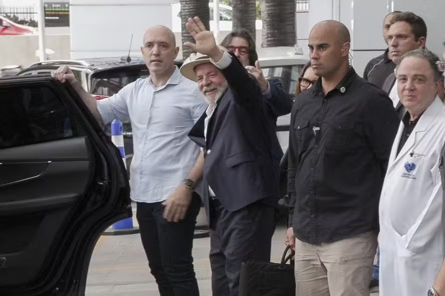 Lula acena após deixar o hospital em Brasília 