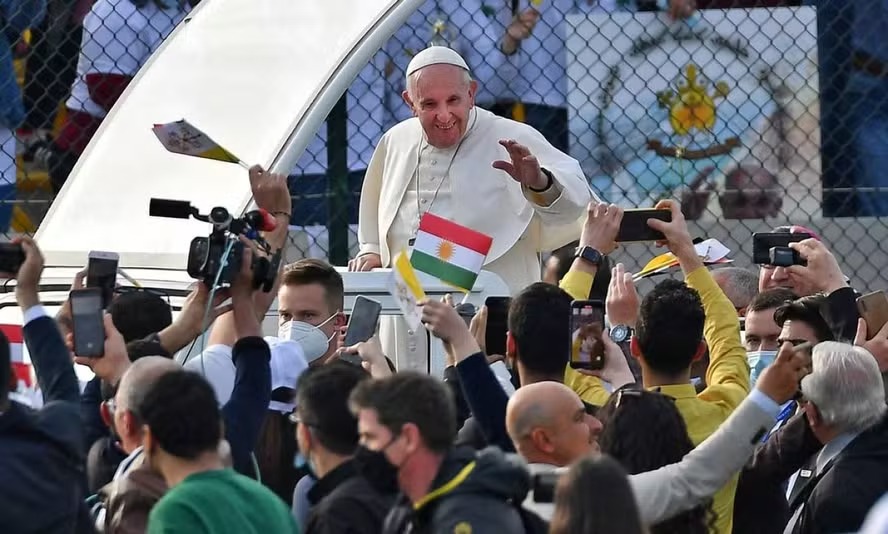 O Papa Francisco abençoa as pessoas ao chegar de papamóvel na capital da região autônoma Curda do norte do Iraque 