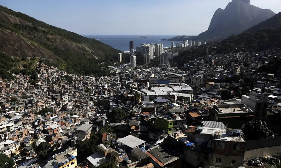 Polícia do Rio faz ação na Rocinha para cumprir 34 mandados de prisão