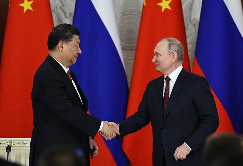 O presidente russo, Vladimir Putin, e o presidente da China, Xi Jinping, apertam as mãos depois de fazerem uma declaração conjunta após suas conversas no Kremlin, em Moscou, em 21 de março de 2023