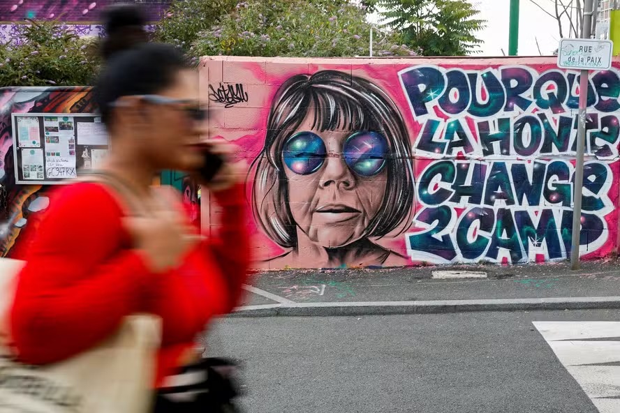 'Para que a vergonha mude de lado', diz pintura em apoio a Gisèle Pelicot, na França  Foto: AFP