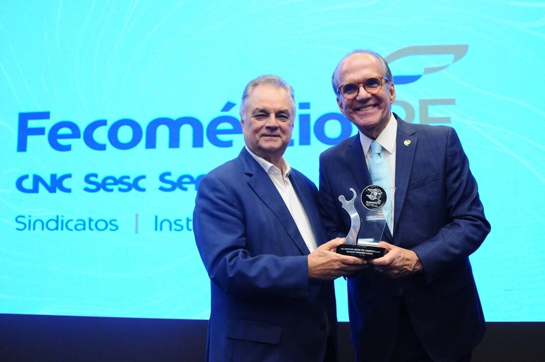 Bernardo Peixoto, presidente da Fecomércio, premia Fernando Dueire