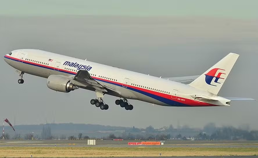 Um Boeing 777 da Malaysian Airlines, similar ao que desapareceu, levantando voo em Paris 