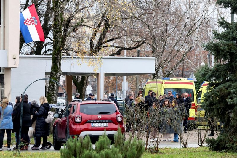 ma criança foi morta quando um agressor com uma faca atacou professor e alunos em uma escola primária de Zagreb