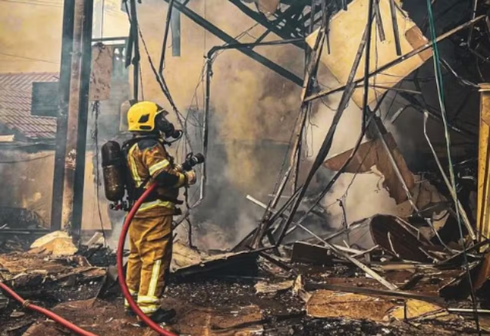 Bombeiros controlam incêndio após queda de avião em Gramado