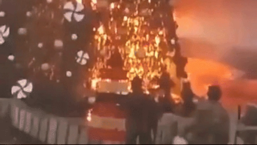 Árvore de Natal é incendiada, e centenas cristãos protestam na capital da Síria 