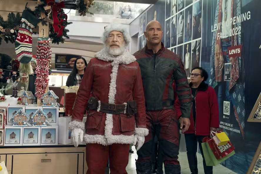 J.K. Simmons (Papai Noel) e Dwayne Johnson (Callum Drift) em cena do filme 'Operação Natal': novidade neste fim de ano 