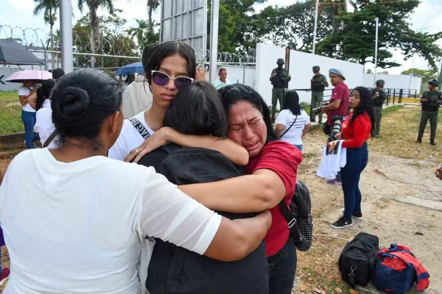 Família chora por seu parente detido em protesto pós-eleitoral do lado de fora da prisão de Tocuyito, Venezuela 