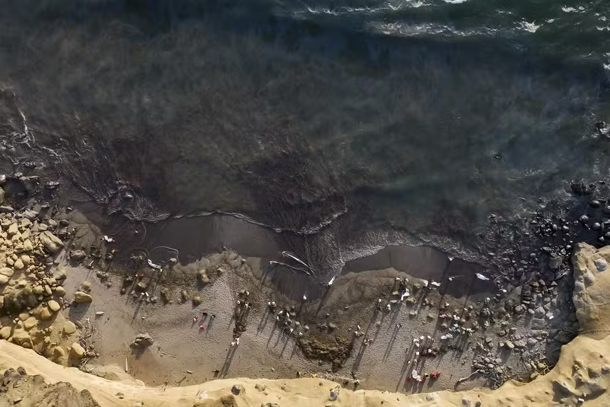 O vazamento foi detectado na sexta-feira (20) na praia Las Capullanas