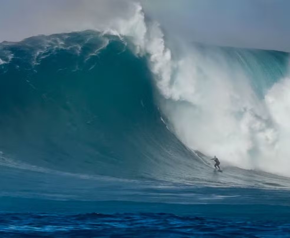 Michaela Fregonese surfa onda gigante em Jaws