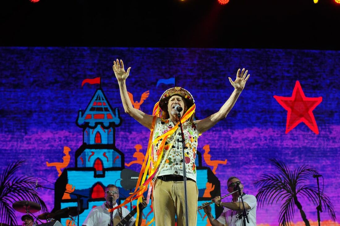 Alceu Valença no palco da Virada Recife