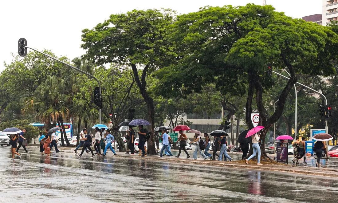 O aviso vale até as 10h desta segunda-feira (6) e está classificado com nível laranja, que indica perigo.