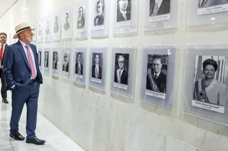 O presidente Luiz Inácio Lula da Silva, passa pela galeria de fotos dos ex.presidentes do Brasil.