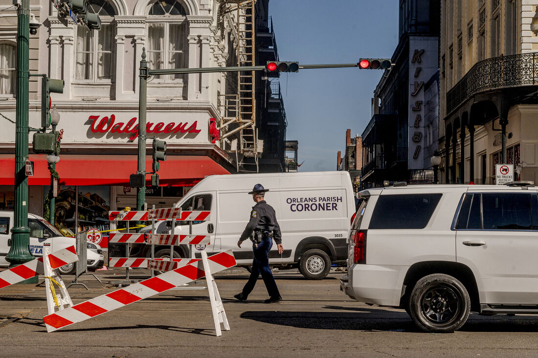 Pelo menos 10 pessoas morreram e 30 ficaram feridas na quarta-feira quando um veículo atropelou durante a noite uma multidão de ano novo no coração do próspero distrito turístico de Nova Orleans