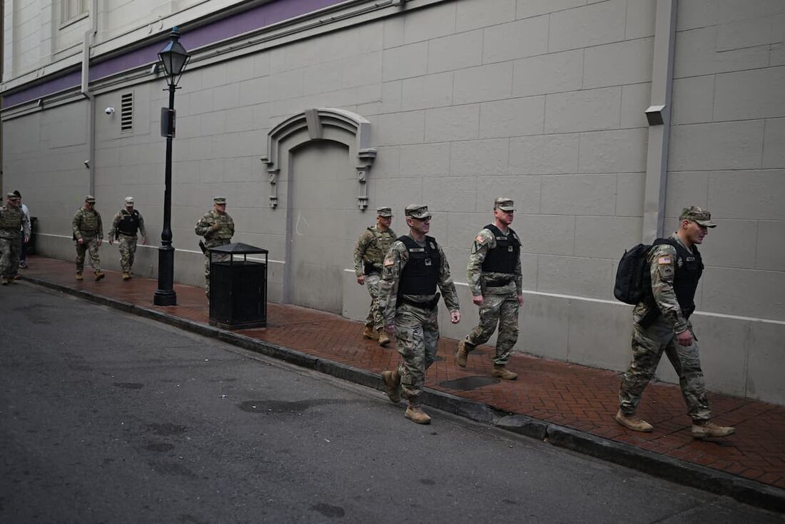 Membros da Guarda Nacional caminham pelo French Quarter em 2 de janeiro de 2025 em Nova Orleans, Louisiana, após um ataque terrorista na Bourbon Street em 1&ordm; de janeiro. 