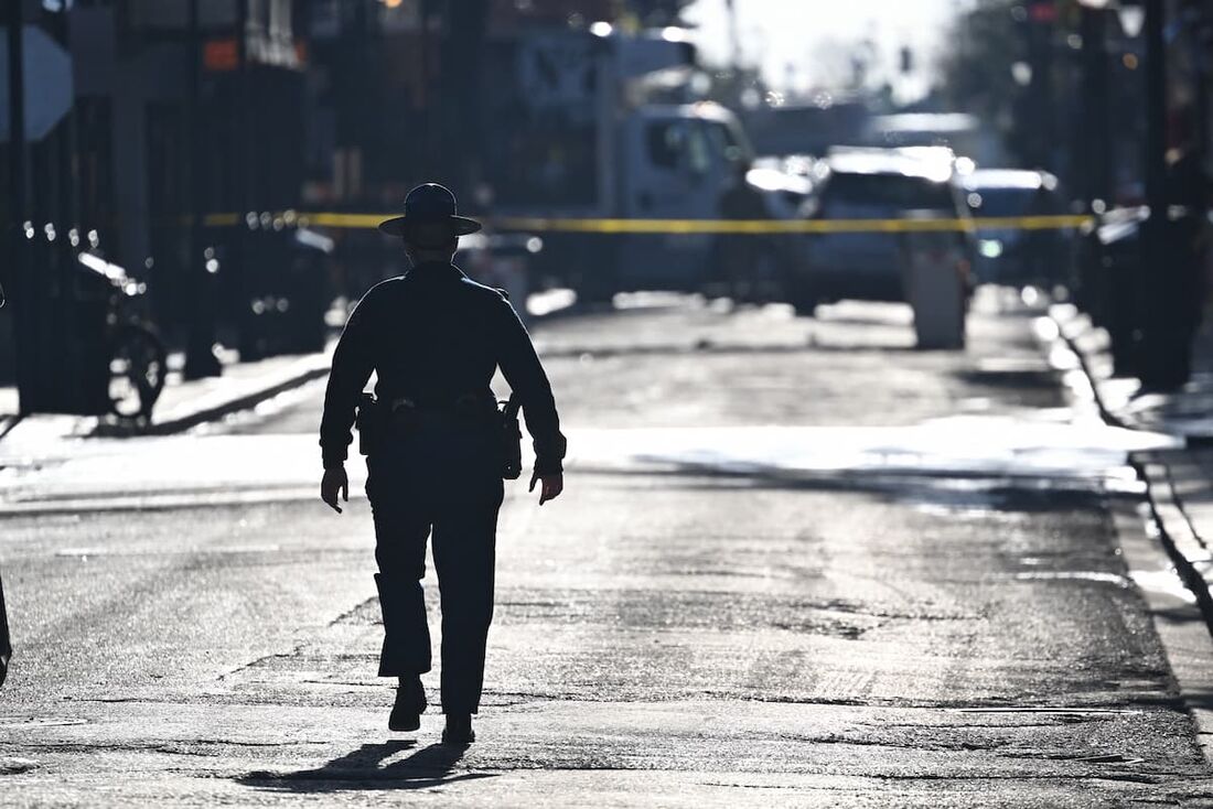 Um policial patrulha o French Quarter, após um ataque de um homem dirigindo um caminhão pela Bourbon Street