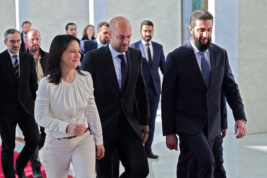 O Ministro das Relações Exteriores da França Jean-Noel Barrot (C) e a Ministra das Relações Exteriores da Alemanha Annalena Baerbock (E) caminhando com o novo governante da Síria Ahmed al-Sharaa.