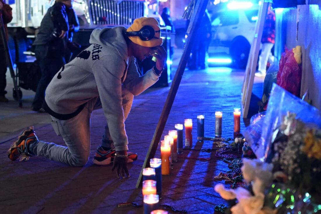 Um homem reage em um memorial montado na Bourbon Street em 2 de janeiro de 2025 em Nova Orleans, Louisiana, um dia após um ataque de um homem dirigindo um caminhão na Bourbon Street no French Quarter. 