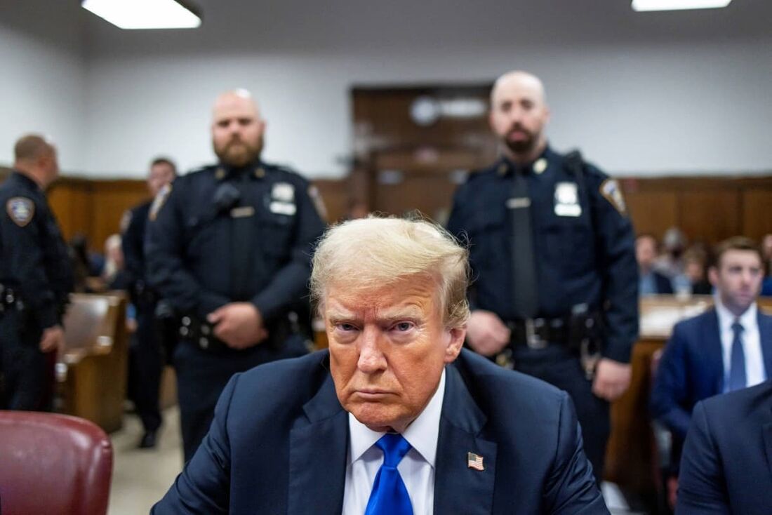 O presidente eleito dos EUA, Donald Trump, senta-se à mesa do réu dentro do Tribunal Criminal de Manhattan, em 30 de maio de 2024 na cidade de Nova York.