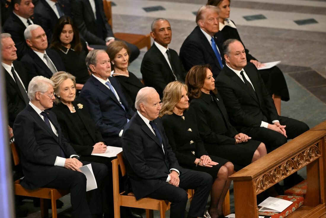 Ex-presidentes dos EUA, Joe Biden e Donald Trump comparecem ao funerário estadual de Jimmy Carter