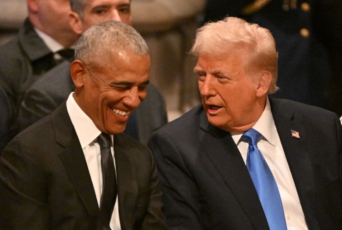 Barack Obama e Donald Trump conversaram e trocaram sorrisos no evento