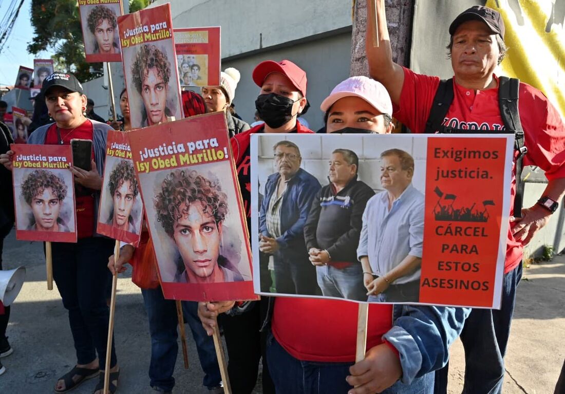 Apoiadores do Partido da Liberdade e Refundação (LIBRE) realizam uma manifestação exigindo justiça para o ex-chefe do Estado-Maior Conjunto, General Romeo Vasquez Velasquez, durante a audiência inicial pelo assassinato de Isy Obed Murillo.